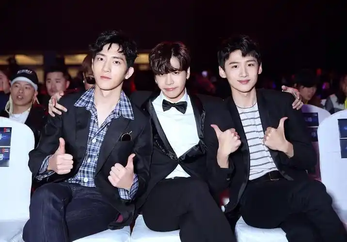 王嘉尔回归冰箱第一期的嘉宾就是白敬亭井柏然!我.