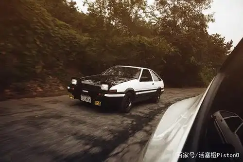 ae86是丰田卡罗拉的第五代车型,1983年投产,《头文
