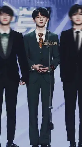 马嘉祺星光大赏,gucci墨绿色西装,矜贵清冷小少爷,就很绝!