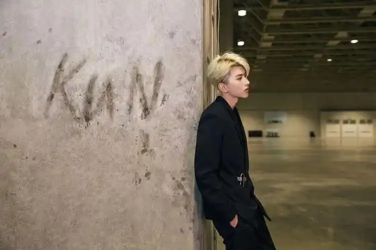 西装学蔡徐坤穿,加上点金属进行点缀,才是满满的高级感