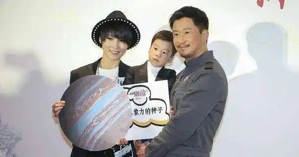 吴京谢楠开烧烤趴,"战狼"已满头白发,儿子负责帮忙好懂事_成果_阿姨