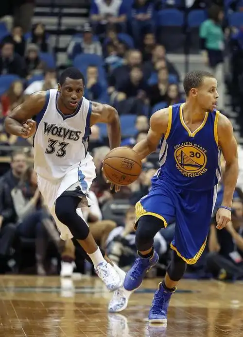 golden state warriors guard stephen curry (30) looks to pass