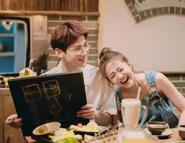 最近,多位明星恋情曝光,从白鹿张凌赫到欧阳娜娜翟子路,统一的"女强男