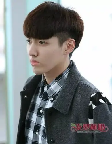 男生锅盖头两边短的 2017男士两边短的发型(3)