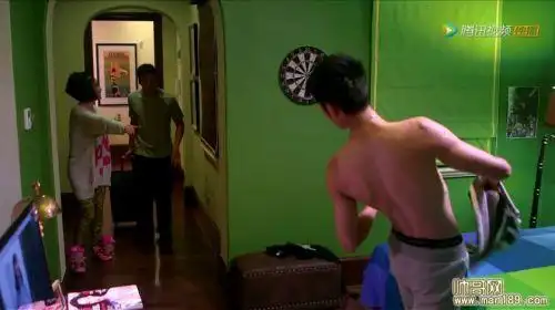 微时代小鲜肉张云龙半裸秀八块腹肌 现代版黑曜好身材剧照曝光