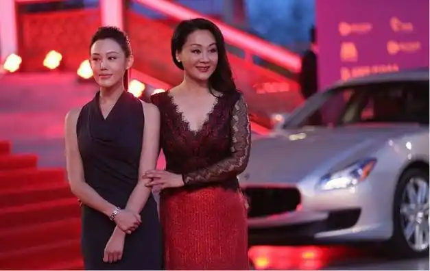 王姬真挺不拘小节的亮片裙配蕾丝女人味十足好气质盖过女儿