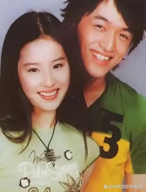17岁的刘亦菲和22岁的胡歌,阳光下的他们稚气未脱,明媚动人