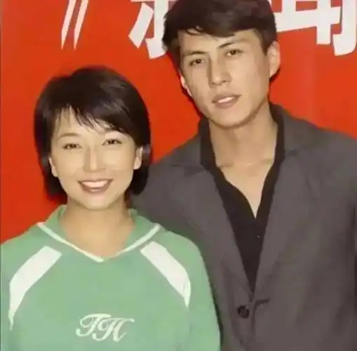 娱乐圈姐弟恋佳话:靳东如何用真心打动江珊,成就一段不凡情缘