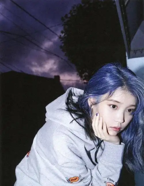iu李知恩的"雾霾蓝卷发",一般人都驾驭不了,她染却美若仙!