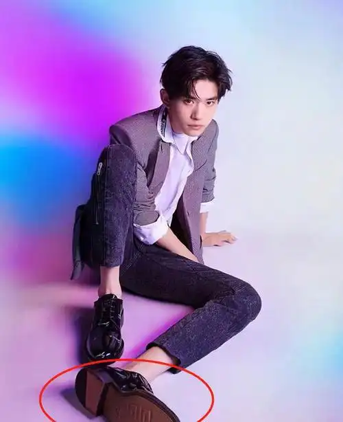 易烊千玺晒炫彩写真脚上鞋子抢镜网友沸腾连鞋底都是大佬范