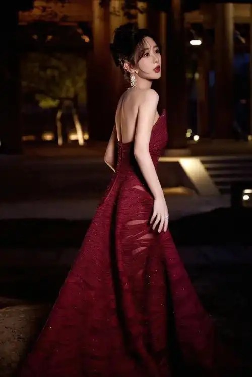 #杨紫玫瑰公主##杨紫雕刻红裙##gq红毯#