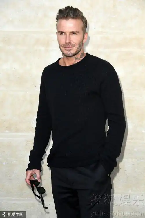大卫·贝克汉姆(david beckham)一袭黑衣戴墨镜酷劲十足.