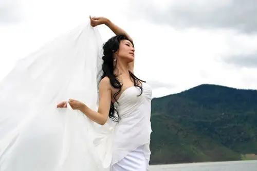 徐千雅超低胸纱裙 挑战海拔3500米高原(附图)