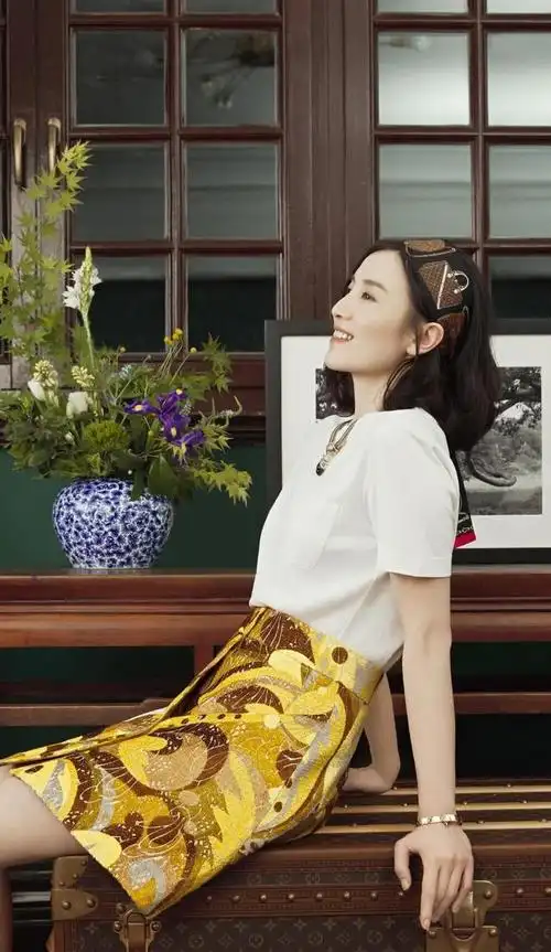 宋佳因事业抛弃陈龙与5婚导演暧昧5年如今终于活成人生赢家