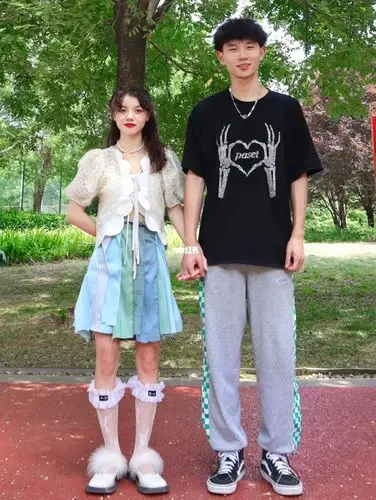 153cm77183cm身高差情侣 我收到七夕礼物啦!