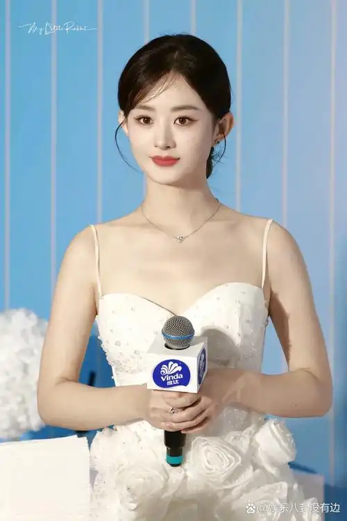 赵丽颖: 线下参加活动,一身吊带白色连衣裙,太亮眼了吧,少女感十足,谁