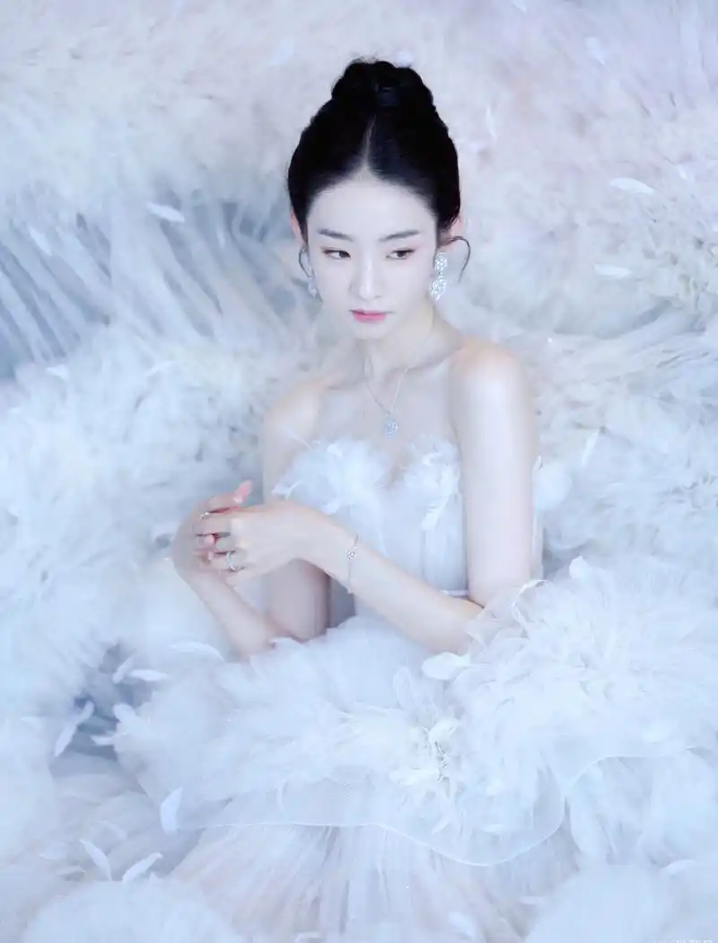纯白蛋糕礼服裙,凡凡一笑花绽放#美女# #张艺凡