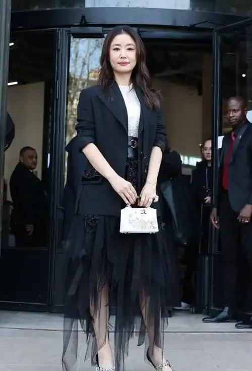 林心如现身巴黎时装周,黑色穿搭大气时尚,48岁状态绝佳!