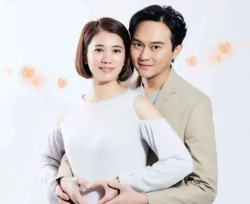 张智霖2019年首秀恩爱侧对镜头帅气逼人袁咏仪表情耐人寻味