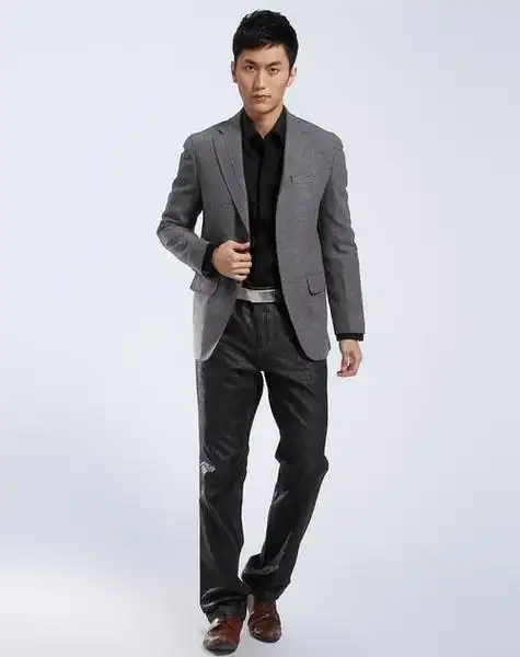 灰色的西装套装是比较百搭的款式了.无论是男士还是女士都可以穿哦!