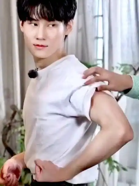 张真源腹肌##张真源理肤泉品牌青春代言人