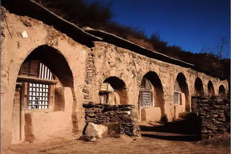 圪梁梁上的八碗