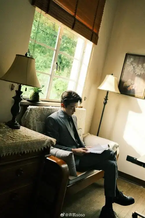 许凯晒背影照健身的原因有衬衫下的肌肉线条太有魅力了吧