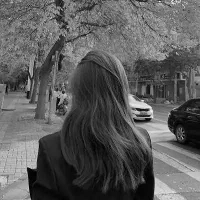 头像黑白女背影伤感 高清好看的忧伤美女图片黑白背影头像_女生头像