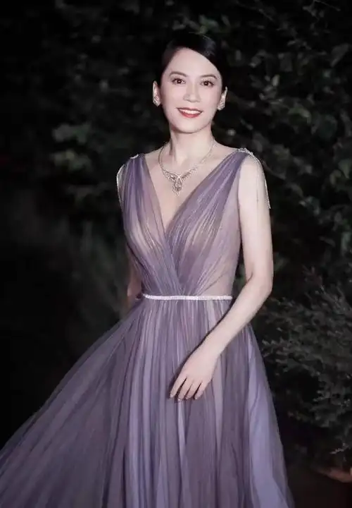 穿抹胸鱼尾裙差点"撑爆",高级性感迷人|俞飞鸿|鱼尾裙|抹胸_新浪新闻