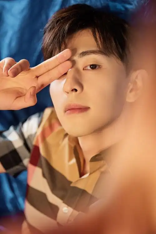 邓伦美杜莎胸针造型##邓伦深海蓝西装大片