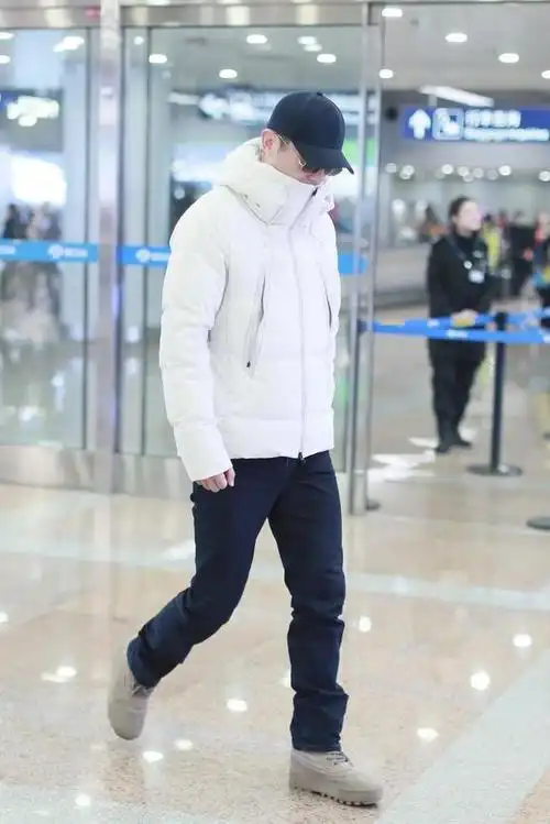 白色羽绒服显得保暖又时尚,但是身高180cm的朱亚文腿看着可不够长