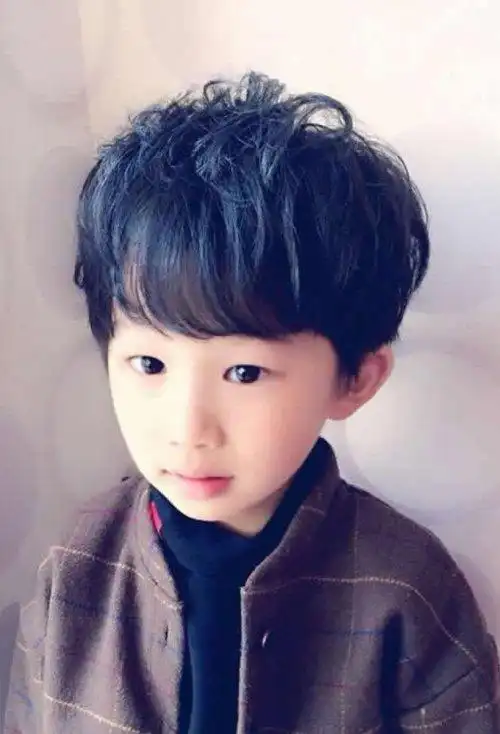 首页 流行发型 儿童发型 三岁小孩子剪短头发发型 呆萌度翻一番的短