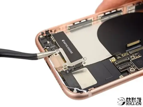 iphone8拆解评测:后盖玻璃损坏没辙了