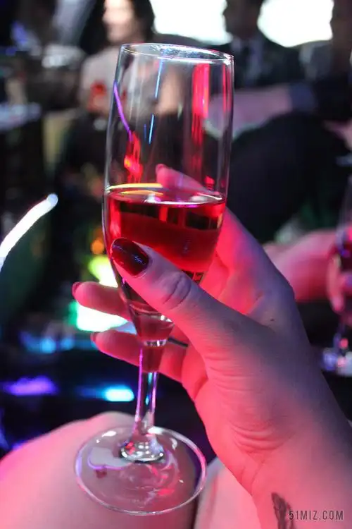 酒吧里喝酒的女人背景图片