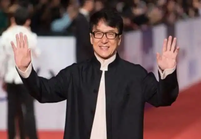 doinb参加lng音乐节,成龙和孙红雷都在现场,大明星排面拉满