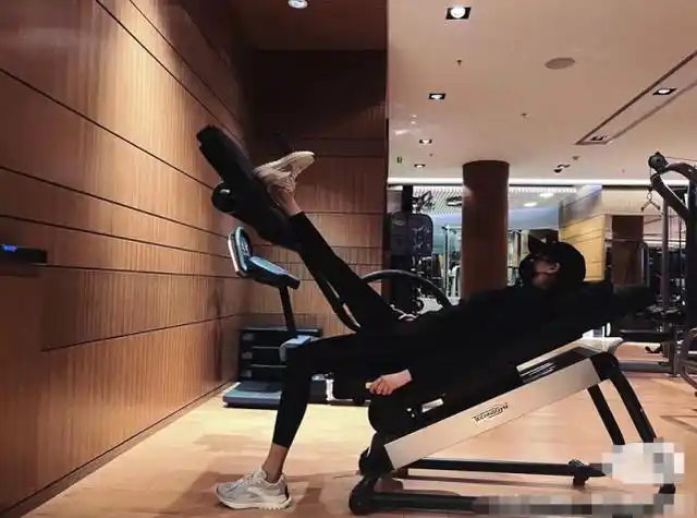 25岁关晓彤晒照打卡健身紧身装秀细腰长腿网友鹿晗不亏