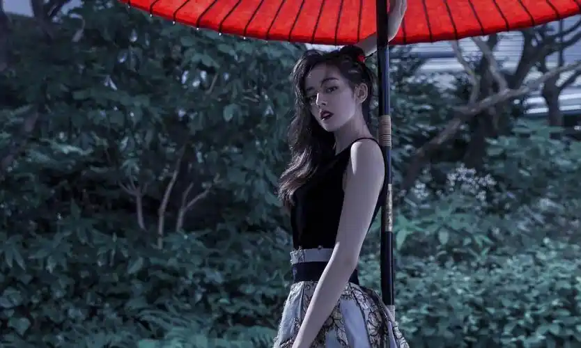 迪丽热巴的一组性感霸气的时尚大片,独特的撩动人心的眼神