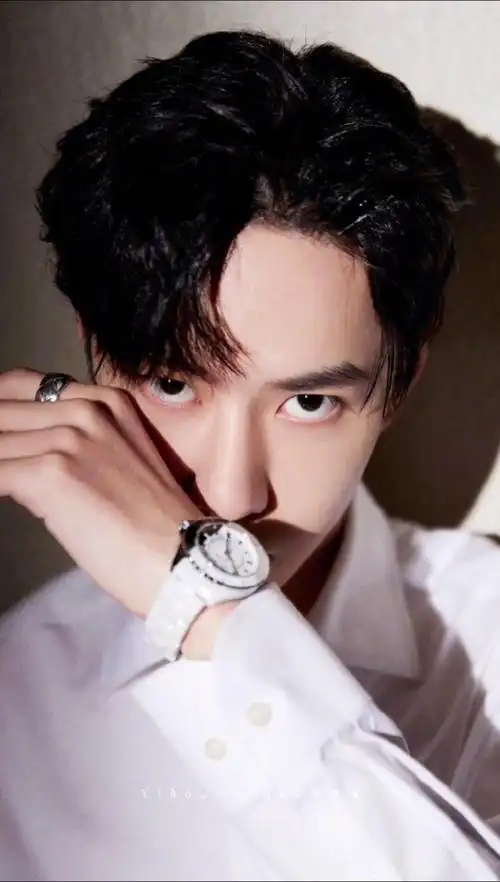 王一博#这组照片真的超a!果然很适合白衬衫呢