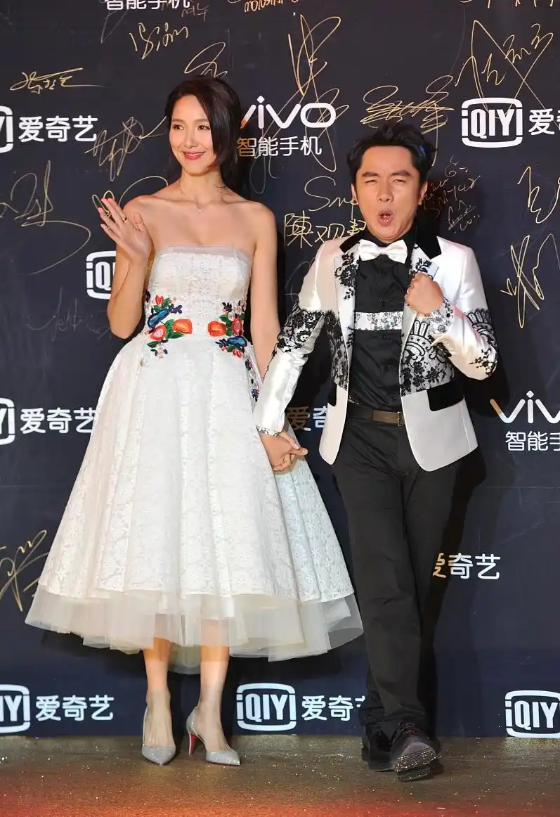 李亚男一袭纱裙美成真公主,175cm大高个与王祖蓝同框,对比喜人_身高