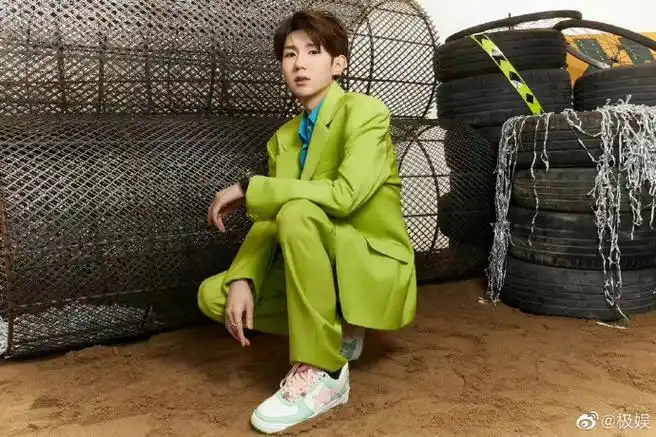 王源绿色西装青春造型##王源