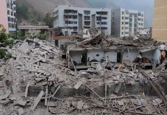 汶川地震中身背亡妻回家的男人,半年后却闪婚新妻,如今现状如何