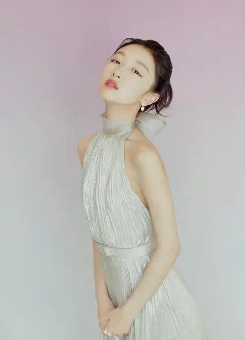 狐梭巴倒通过花瓣iphone客户端采集于2020-10-17 20:00:46周冬雨人物2