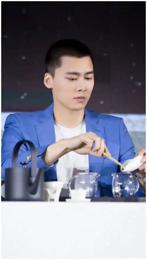 李易峰圆嘟嘟的脸真可爱,黑色牛仔外套搭配长裤,尽显男友魅力