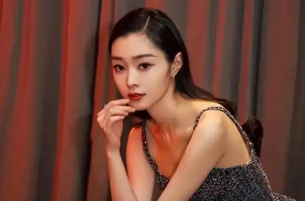 最近发生了一起让人震惊的事件,当红女星宋轶因代言日本品牌优衣库而