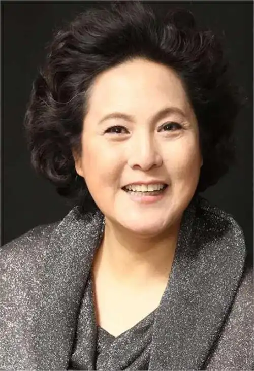 张芝华嫁给了画家查国钧,而郭凯敏则迎娶了演员尤勇的前妻刘晓春.