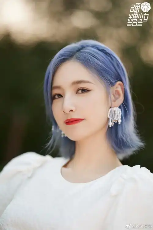 森林公主硬糖少女303赵粤最新定妆照蓝色编发展现温柔气质