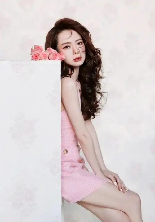 戚薇生完二胎怎么那么瘦!穿短裤 背心 防晒衫,腿细如竹竿,显瘦