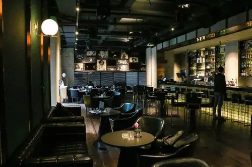 福利|这个周末 来重庆最逼格酒吧免费边调边喝