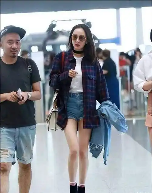 网友逛街偶遇杨幂!