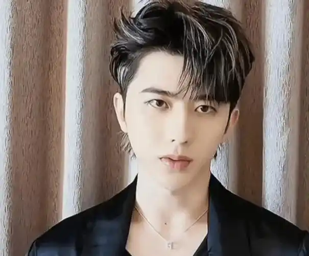 开始脱粉取关,回踩爆料,甚至有粉丝将手臂上蔡徐坤的纹身洗掉,可见